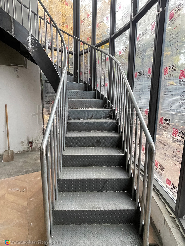 麓鸣园钢结构弧形楼梯_3