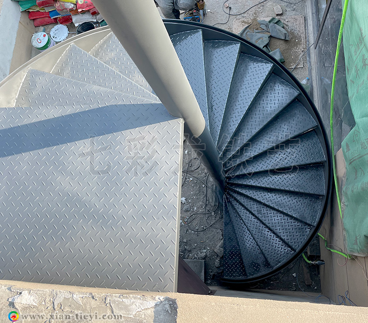 保利心语花园露台中柱旋转楼梯_1