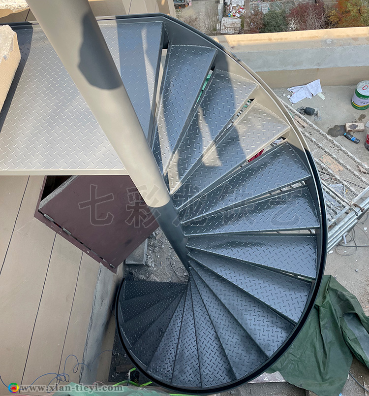 保利心语花园露台中柱旋转楼梯_2