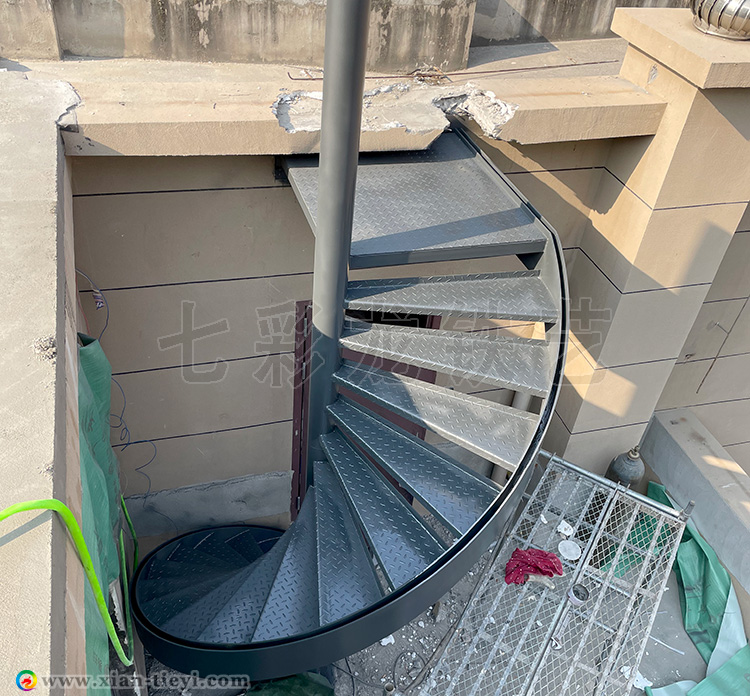 保利心语花园露台中柱旋转楼梯_3