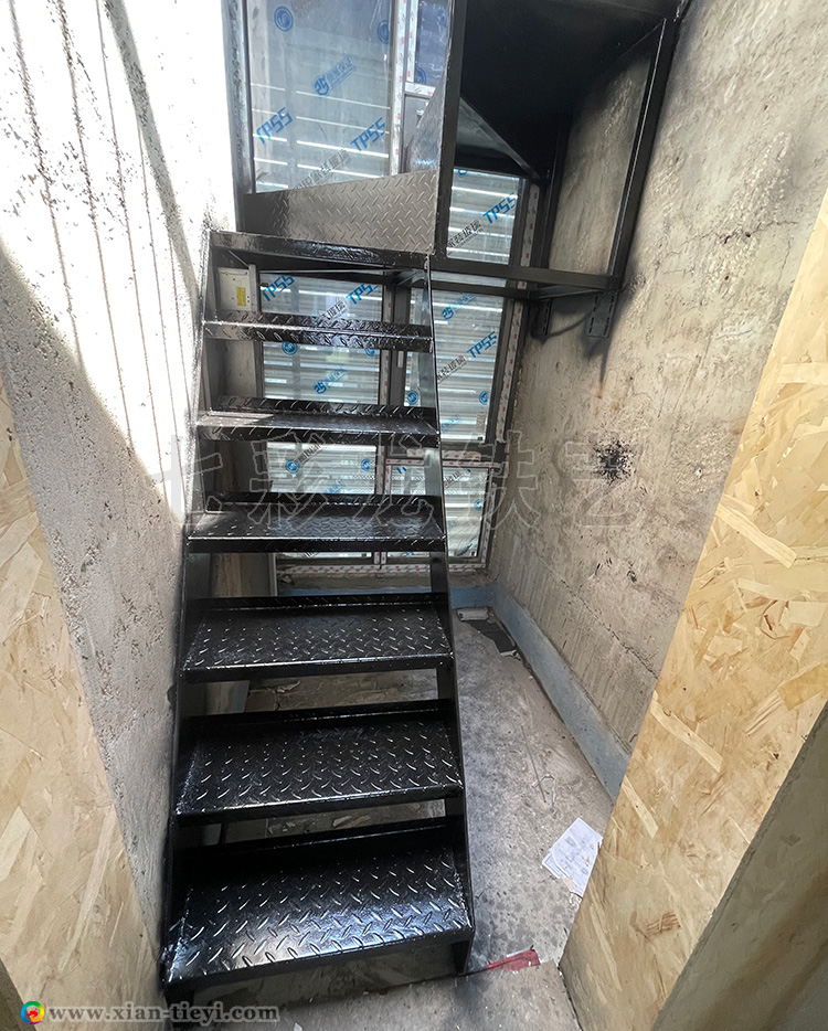 揽月府小空间钢楼梯_2